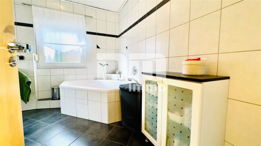 Ein bis Zweifamilienhaus mit 2 Terrassen, Garage und angelegtem Gartenbereich - OG Bad / Wanne / Dusche ebenerdig / Handtuchwärmer